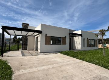 Casa · 195m² · 4 Ambientes · 2 Cocheras · Financiado Venta Casa 4 Ambientes en Rumenco Joven Financia