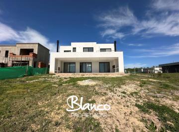Casa · 223m² · 5 Ambientes · 1 Cochera · Casa en Venta en Santa Ana, Villanueva, Tigre