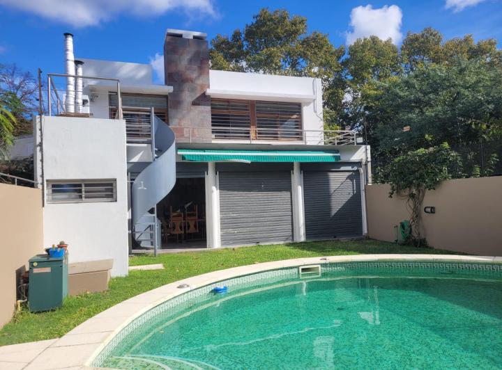 Casa · 220m² · 4 Ambientes · 2 Cocheras