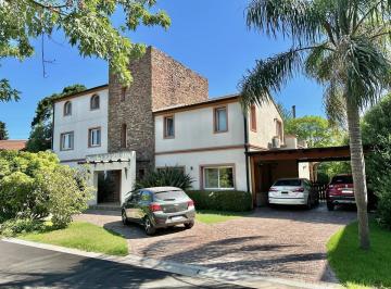 Casa · 454m² · 7 Ambientes · 8 Cocheras · Sensacional Casa en El Barrio Cerrado Quinta Atalaya, Lomas de San Isidro.