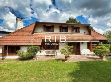 Casa · 190m² · 4 Ambientes · 3 Cocheras · Propiedad en Muy Buena Ubicación Sobre 1 Lote