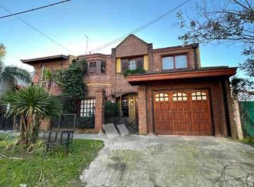 Casa de 5 ambientes, Quilmes · Chalet de Dos Plantas en Barrio Parque Calchaquí