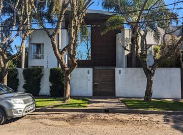 Casa · 725m² · 6 Ambientes · 8 Cocheras · Excelente Casa - Gran Diseño Arquitectónico