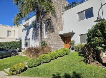 Casa · 300m² · 12 Ambientes · Espectacular Casa en Barrio Semi Privado