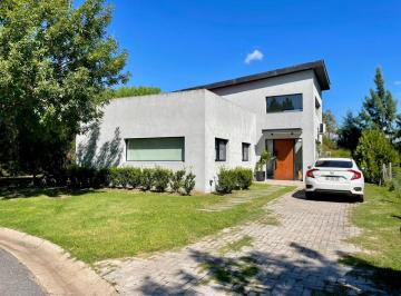 Casa de 5 ambientes, Malvinas Argentinas · Moderna Casa en Barrio Los Olivares - Malvinas Argentinas