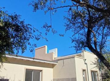Casa · 166m² · 3 Ambientes · 1 Cochera · Hermoso Chalet con Gas Natural a Estrenar en La Arbolada con Loza Radiante!