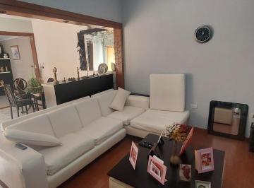 Casa · 230m² · 3 Ambientes · 1 Cochera · Casa Amplio Quincho, Pileta C/jardín