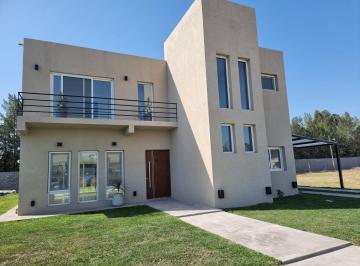 Casa · 220m² · 4 Ambientes · 2 Cocheras · Excelente Propiedad en Venta 4amb en Barrio Privado Lagos de Canning 1