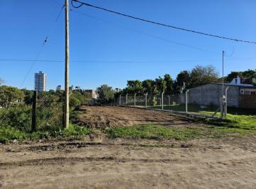 Terreno · 353m² · Terreno de 10 X 33 (353 M&sup2;) a Solo Media Cuadra de Bv Moreno. Nivelado y Cercado