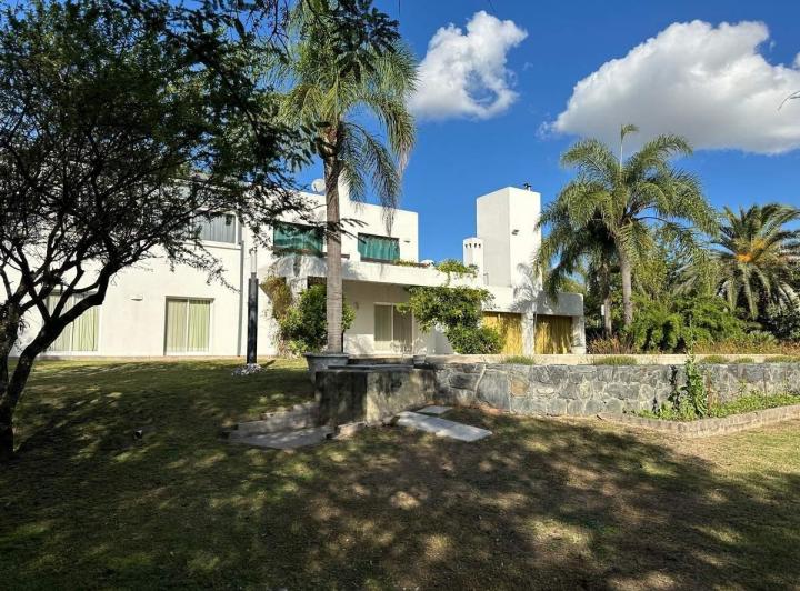 Casa · 584m² · 13 Ambientes · 2 Cocheras