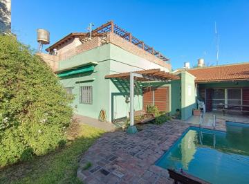 Casa · 233m² · 5 Ambientes · 3 Cocheras · Venta / Permuta - Casa - 4 Dorm. - Estudio, Quincho, Parrillero, Piscina - Abasto, Rosario.