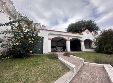 Casa · 600m² · 2 Dormitorios · 2 Cocheras · Casa en Venta Villa Cabrera Cerca Cerro de Las Rosas