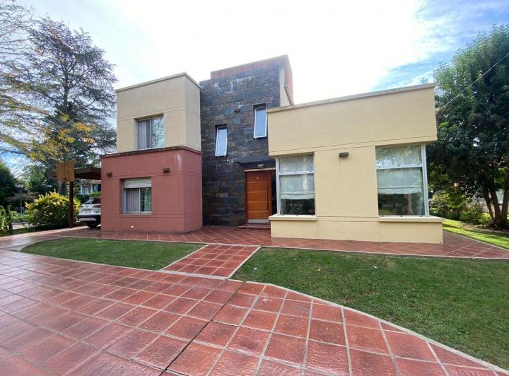 Casa · 200m² · 5 Ambientes · 1 Cochera