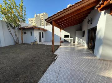 Casa · 220m² · 5 Ambientes · 2 Cocheras · Casa 3 Dorm. en General Paz, Excelente Ubicación!