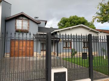 Casa · 189m² · 3 Ambientes · 4 Cocheras · Rafael Calzada Venta Chalet Reciclado a m Estacion