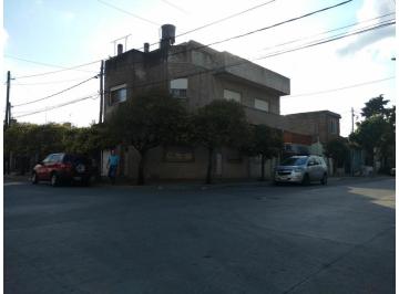 Casa · 196m² · 5 Ambientes · 1 Cochera · Casa en Dos Plantas - Caseros