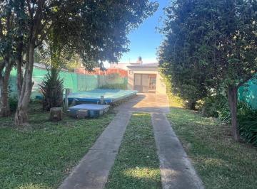Casa · 140m² · 4 Ambientes · 2 Cocheras · Venta de Casa en Bartolomé Bavio, 1 Dormitorio - Pileta - Quincho - Jardín