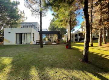 Casa · 270m² · 6 Ambientes · 2 Cocheras · Casa de 6 Ambientes en Venta en Costa Esmeralda - Deportivo II Lote 400