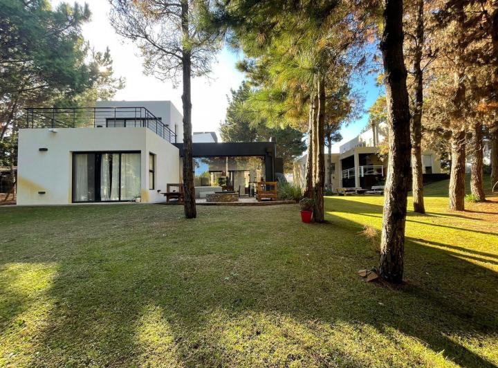 Casa · 270m² · 6 Ambientes · 2 Cocheras