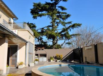 Casa · 371m² · 6 Ambientes · 3 Cocheras · Casa con Parque y Pileta a La Venta en Ituzaingo