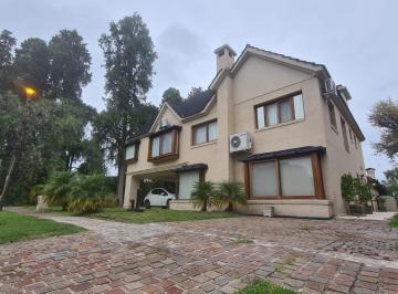 Casa de 5 ambientes, Berazategui · Casa en Alquiler - El Carmen