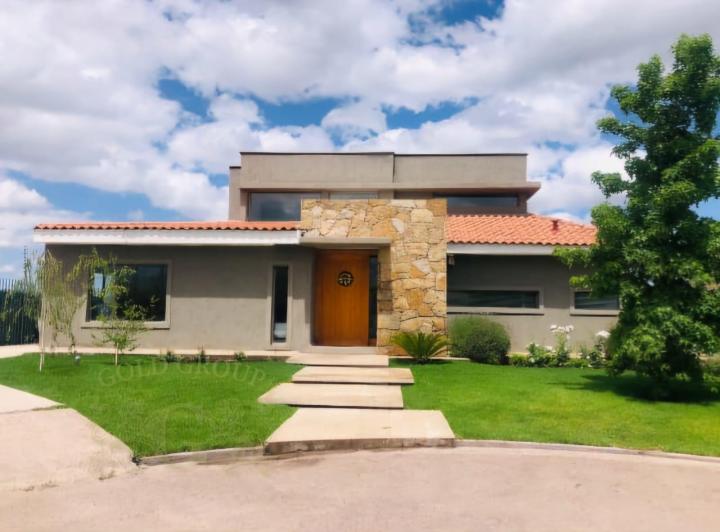 Casa · 310m² · 6 Ambientes · 2 Cocheras