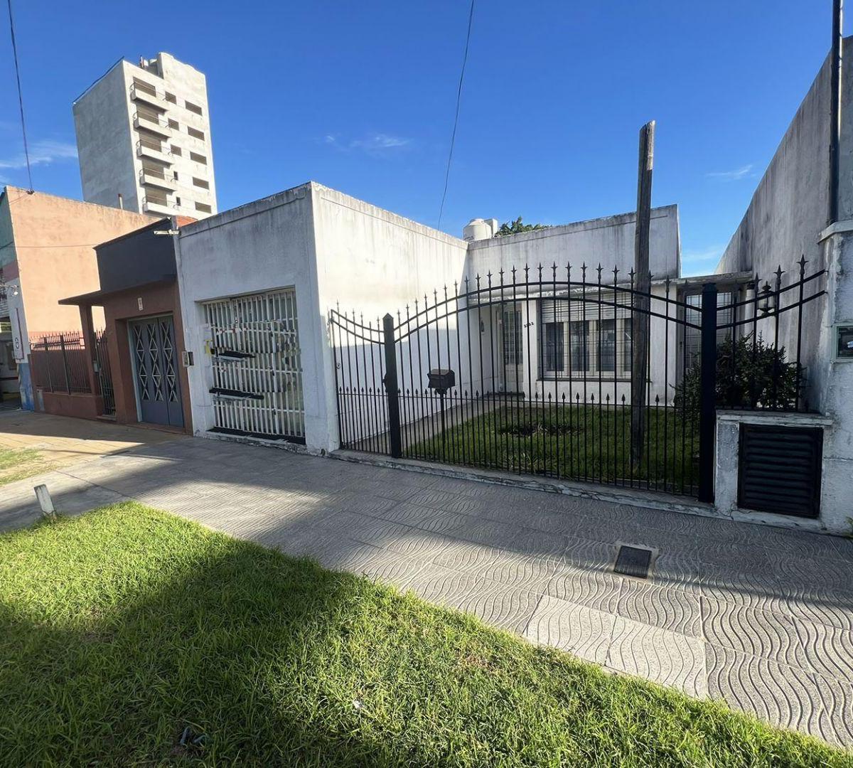 Av Presidente Peron 3253. Entre Peru y Mendoza