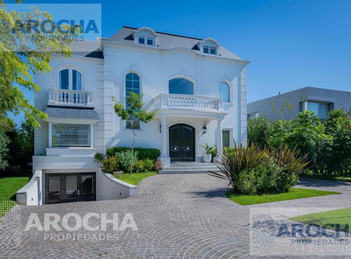 Casa · 550m² · 5 Ambientes · 3 Cocheras