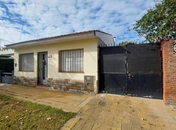 Casa · 60m² · 3 Ambientes · 1 Cochera · Casa en Alquiler con Cochera en Hermoso Barrio!