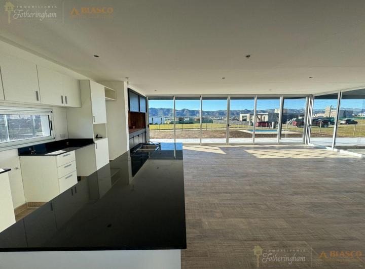 Casa · 200m² · 5 Ambientes · 1 Cochera