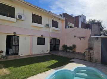 Casa · 216m² · 5 Ambientes · 6 Cocheras · Casa Venta - Apta Credito - 4 Dorm. - Pileta - Cochera