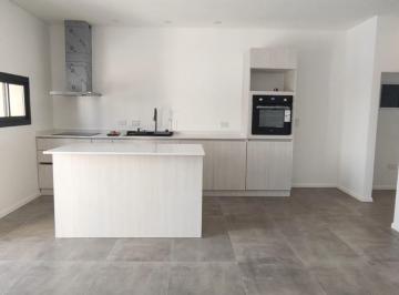 Casa · 130m² · 5 Ambientes · Venta Casa Tipo Townhouse en Spring Park Pilar