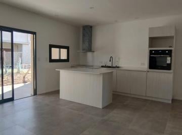 Casa · 130m² · 5 Ambientes · Venta Casa Tipo Townhouse en Spring Park Pilar