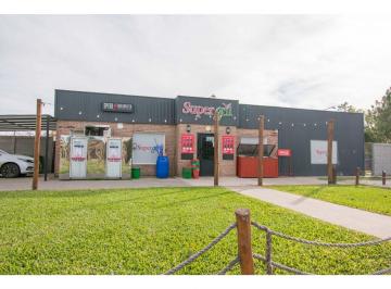 Local comercial · 210m² · 4 Ambientes · Amplio Local Comercial Para Usos Múltiples en Cantegril