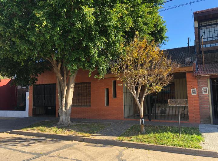 Casa · 216m² · 6 Ambientes · 1 Cochera