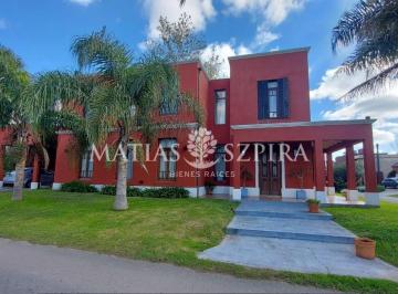 Casa · 266m² · 4 Ambientes · 2 Cocheras · Casa de Campo 4 Ambientes en Altos del Sol