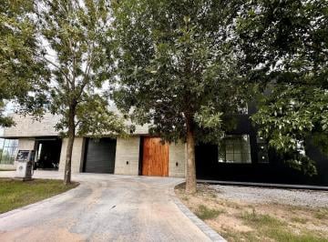 Casa · 348m² · 6 Ambientes · 3 Cocheras · Casa en Haras de Funes