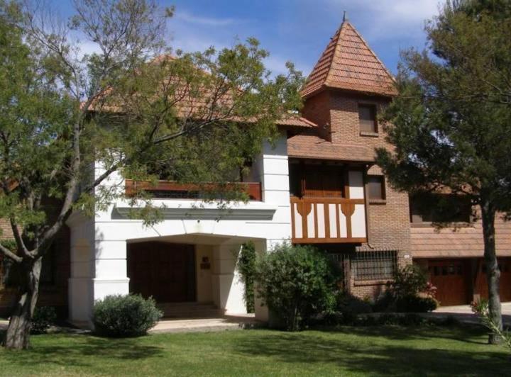 Casa · 600m² · 5 Ambientes · 4 Cocheras