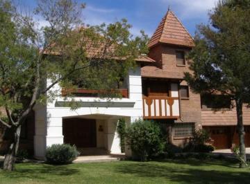 Casa · 600m² · 5 Ambientes · 4 Cocheras · Emblemática Residencia en Country Chumamaya