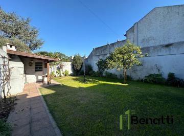 Casa · 225m² · 6 Ambientes · 2 Cocheras · Casa Multifamiliar 6 Ambientes con Patio y Jardín en Venta