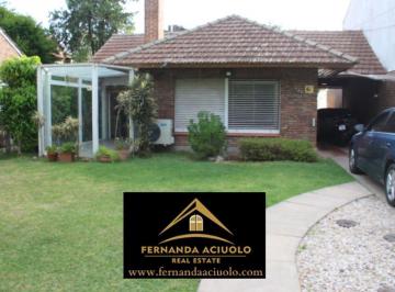 Casa · 220m² · 4 Ambientes · 1 Cochera · Importante Casa en Venta en Adrogué