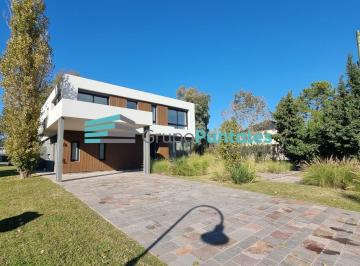 Casa · 305m² · 6 Ambientes · 2 Cocheras · Casa en Saint Thomas Este - Oeste a Estrenar en Canning, con 5 Dorm.