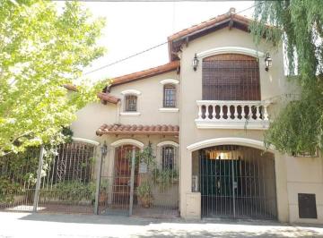 Casa · 170m² · 4 Ambientes · 1 Cochera · Casa en Venta en Haedo de 4 Ambientes C/cochera Piscina