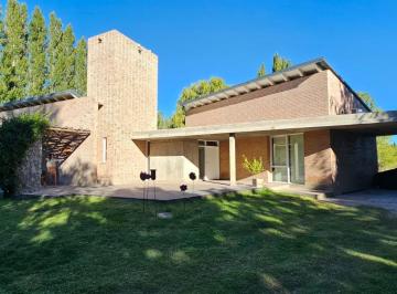 Casa · 273m² · 5 Ambientes · 2 Cocheras · Casa en Plottier