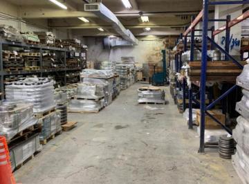 Bodega-Galpón · 3300m² · Galpón de 3300 m² en Parque Avellaneda, con Salida a Dos Calles