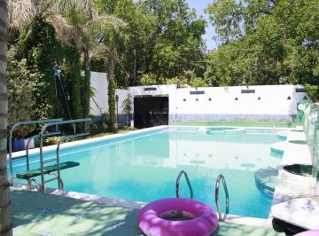 Casa · 490m² · 6 Ambientes · Espectacular Casa en Venta de 2 Plantas en Funes con Piscina