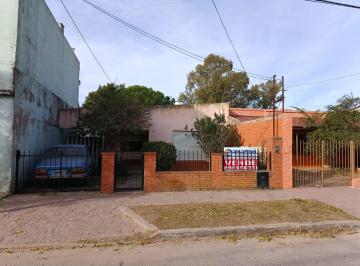 Casa de 4 ambientes, San Vicente · Casa con Patio, Jardín y Tres Habitaciones Ubicada en Alejandro Korn.