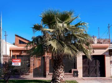Casa de 3 ambientes, San Lorenzo · Casa en Venta de 3 Dorm. C/ Cochera en San Lorenzo