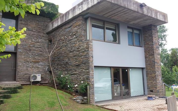 Casa · 1800m² · 7 Ambientes · 2 Cocheras