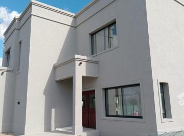 Casa · 167m² · 5 Ambientes · 1 Cochera · Casa en Venta Puerto